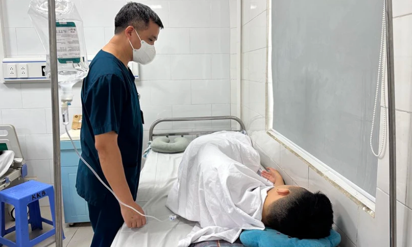 Một học sinh ngộ độc thuốc lá thế hệ mới điều trị tại Bệnh viện Bạch Mai. (Ảnh: T.G/Vietnam+)
