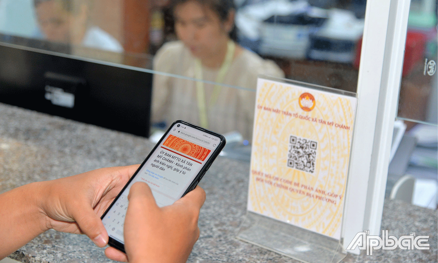 Người dân xã Tân Mỹ Chánh quét mã QR để phản ánh, góp ý đối với chính quyền địa phương.                                                                                               Ảnh: VĂN THẢO
