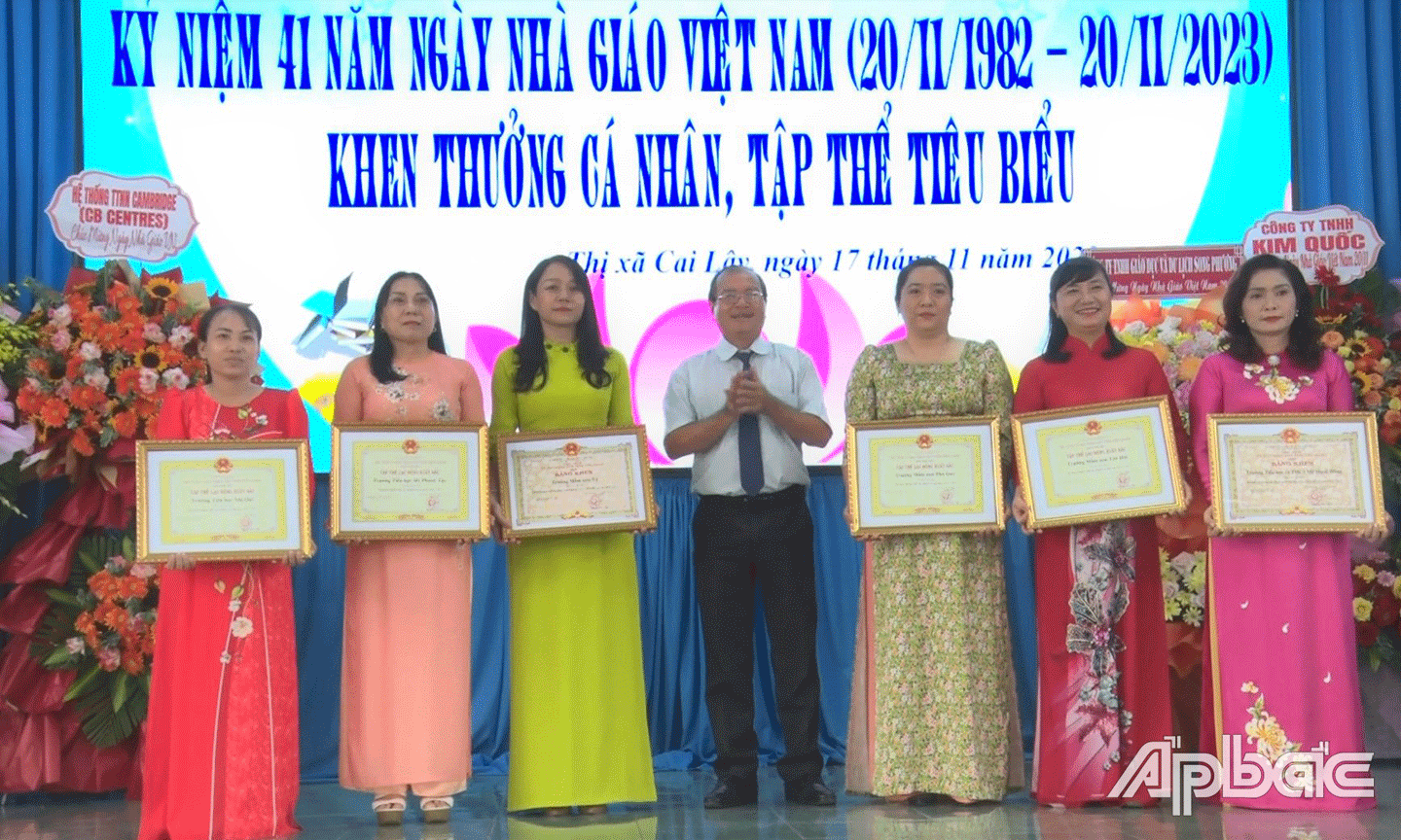 Lãnh đạo TX.Cai Lậy vinh danh các thầy, cô giáo đạt thành tích xuất sắc trong năm học 2022-2023.