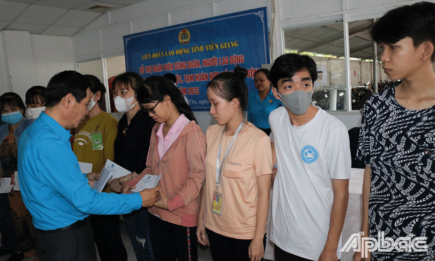 Chủ tịch LĐLĐ tỉnh Tiền Giang Lê Minh Hùng trao hỗ trợ cho đoàn viên Công đoàn, người lao động bị giảm thời gian làm việc, tạm hoãn hợp đồng 