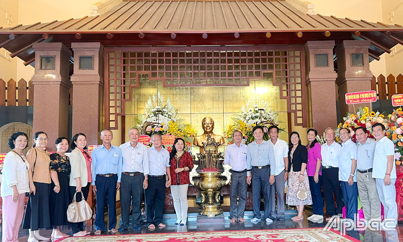 Đoàn chụp hình lưu niệm tại khu tưởng niệm khu tưởng niệm Thủ tướng Võ Văn Kiệt