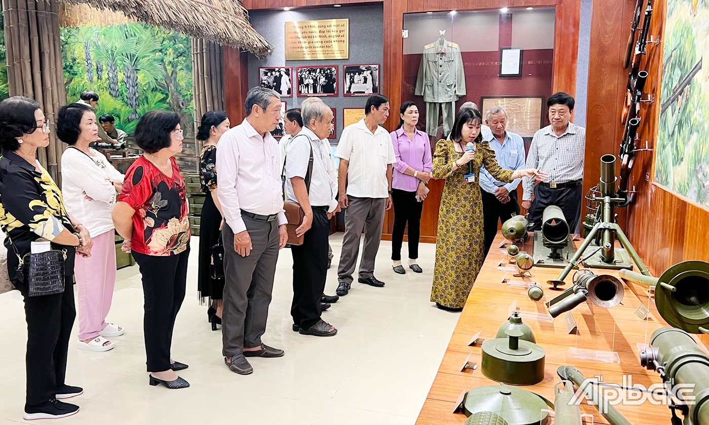 Đoàn tham quan, tìm hiểu tại khu lưu niệm Giáo sư, viện sĩ Trần Đại Nghĩa