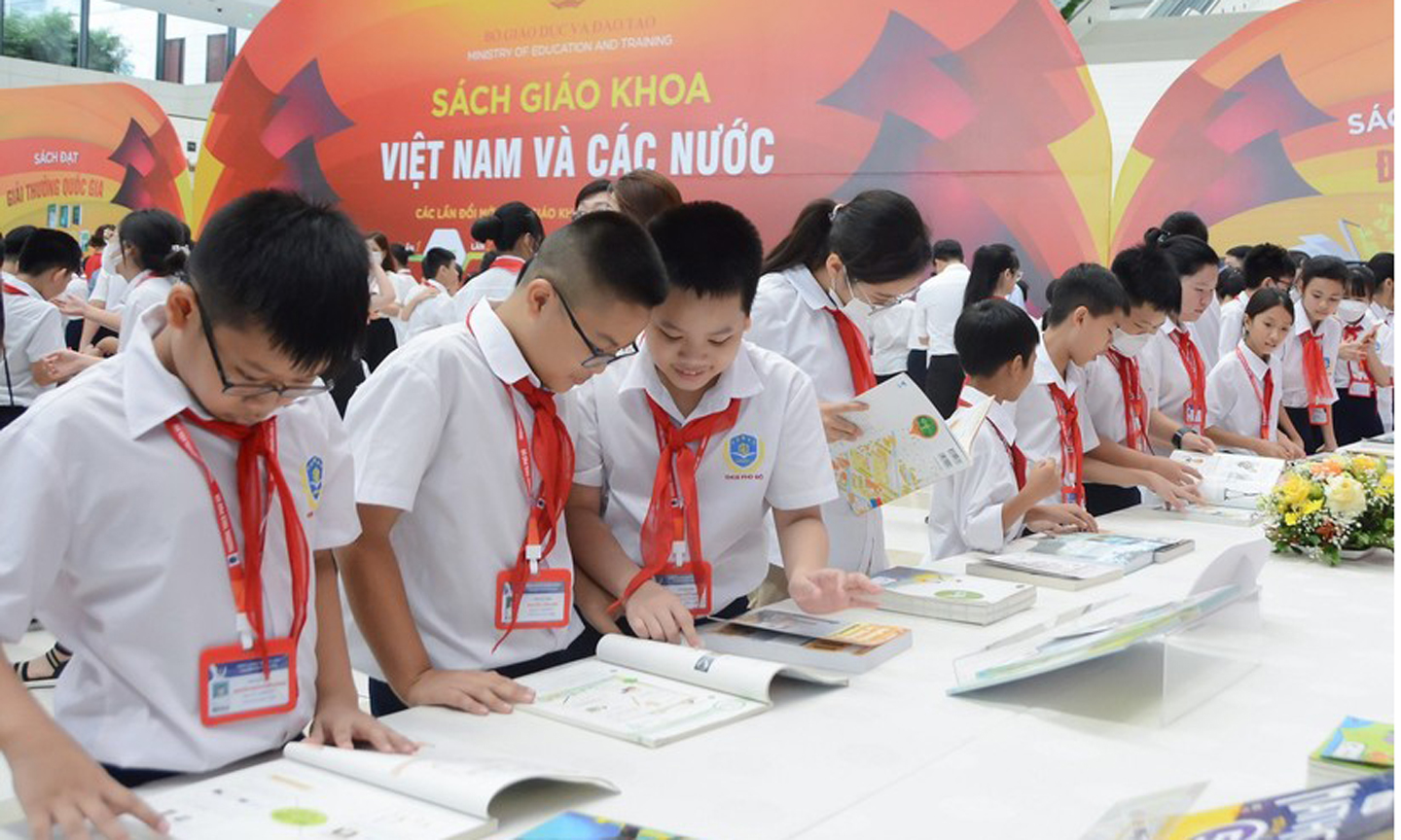 Học sinh tham khảo sách giáo khoa Việt Nam và các nước. Ảnh minh họa: ITN