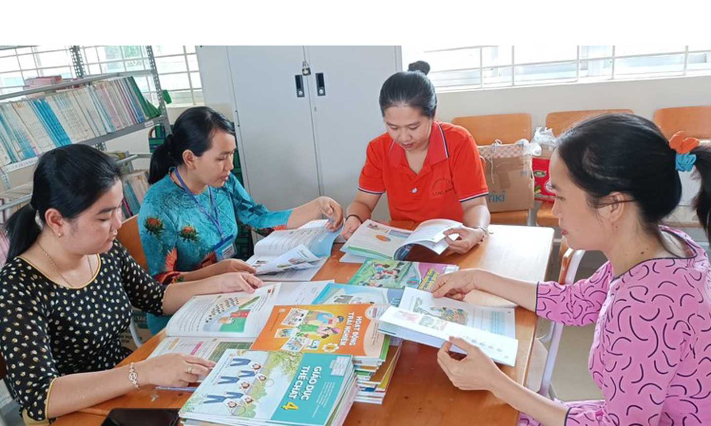 Giáo viên Trường Tiểu học Long Bình (Bàu Bàng, Bình Dương) tiến hành nghiên cứu các bộ sách giáo khoa cho lớp 4. Ảnh minh họa: ITN