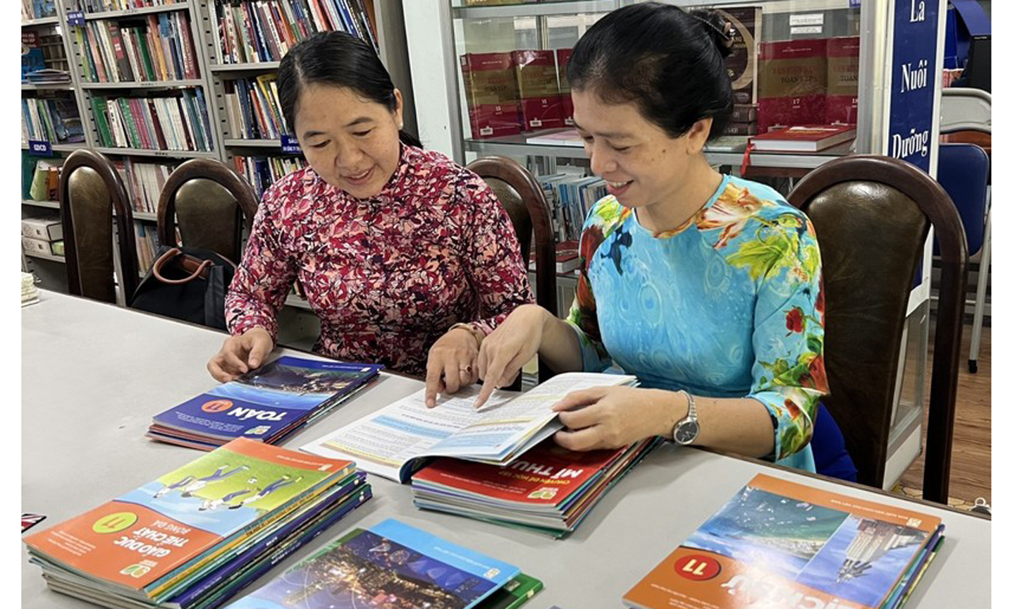 Giáo viên trao đổi về SGK. Ảnh minh hoạ/ INT