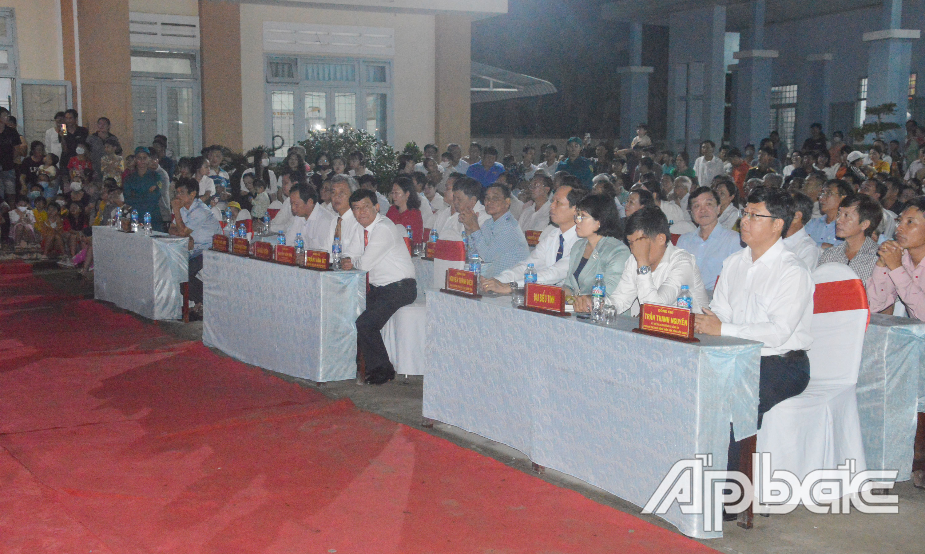 Các đại biểu tham dự Lễ khai mạc Lễ hội.