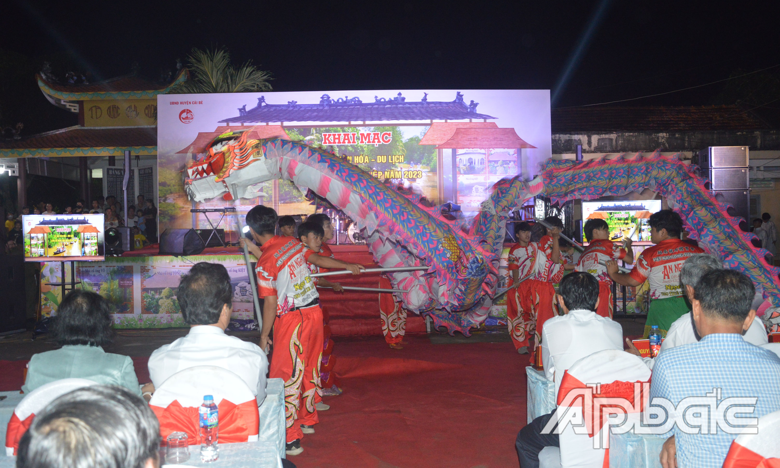 Biểu diễn nghệ thuật tại Lễ khai mạc.