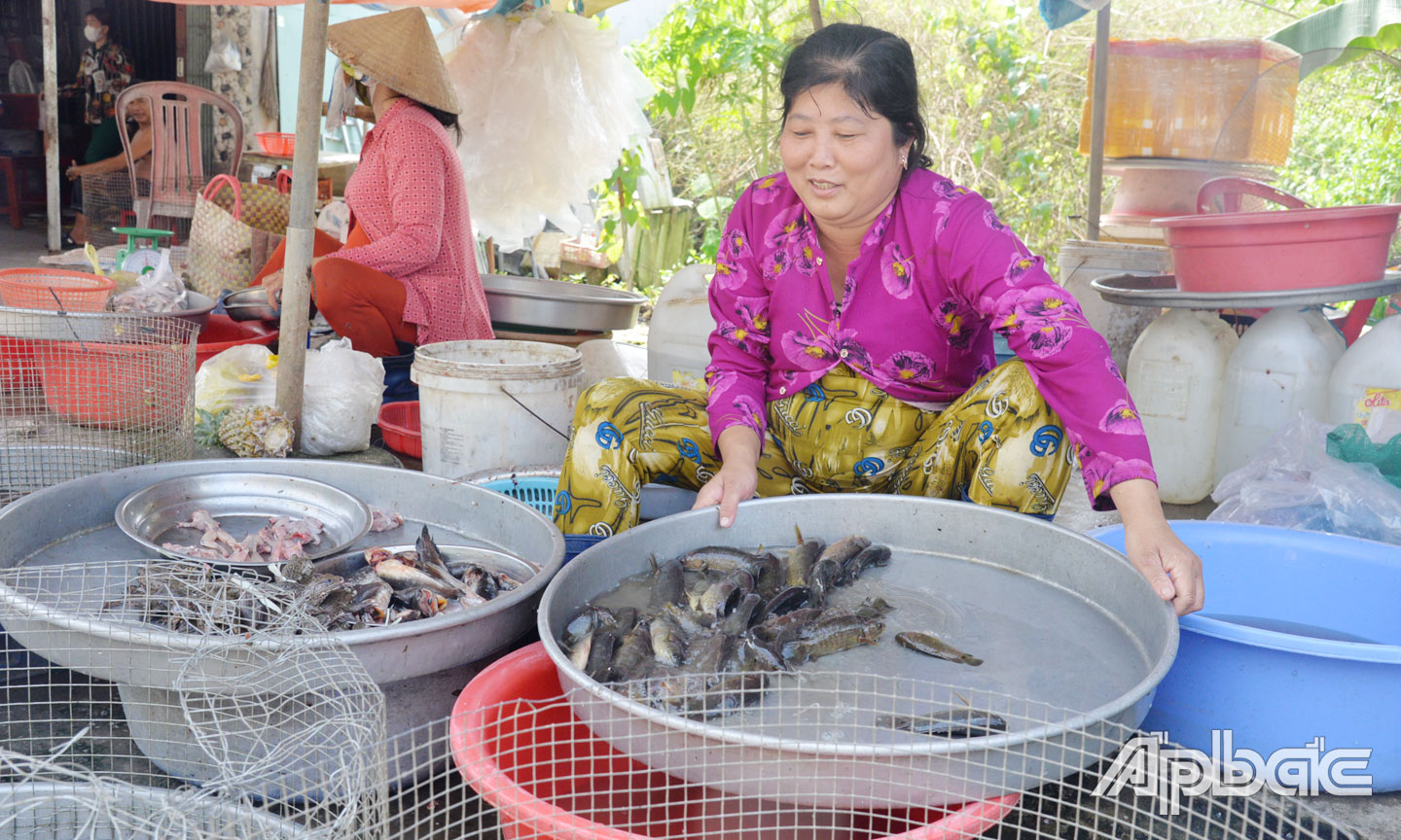 Nhờ nguồn vốn từ Dự án “Hỗ trợ mua bán nhỏ lẻ”, vợ chồng anh Dũng - chị Á có vốn mua bán cá, cải thiện cuộc sống.