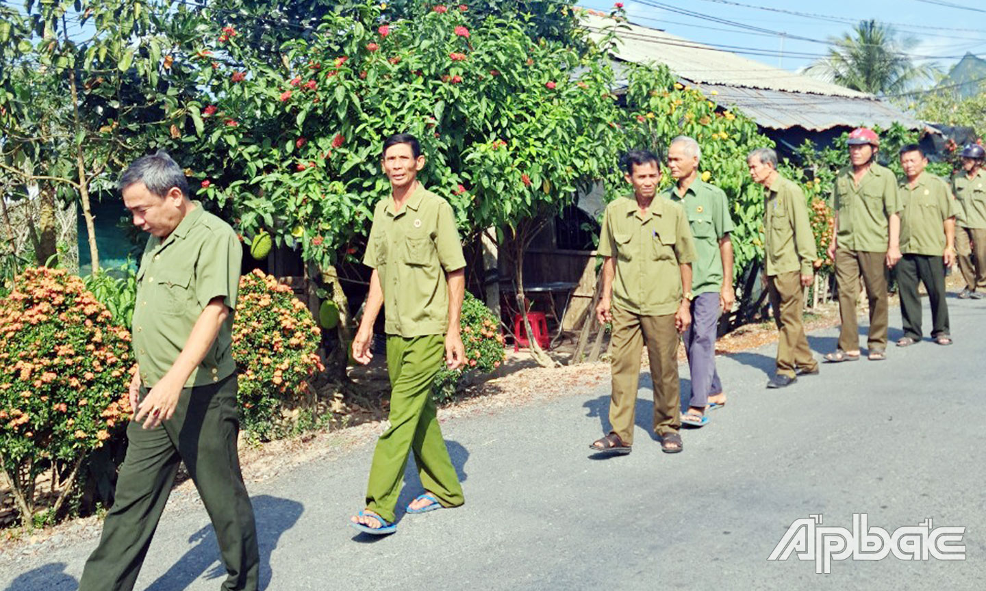 Hội viên CCB xã Long Khánh ra quân vệ sinh môi trường.