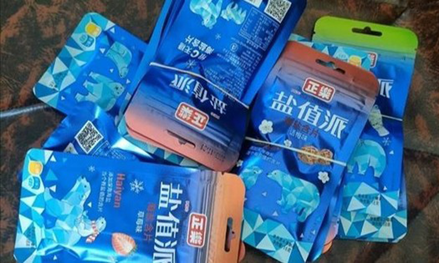 126 em học sinh sử dụng kẹo có chữ nước ngoài, không có tem phụ tiếng Việt đã có 5 em học sinh có biểu hiện: Tê môi, chóng mặt, tức ngực, khó thở và được đưa đi cấp cứu. Ảnh: TTXVN 