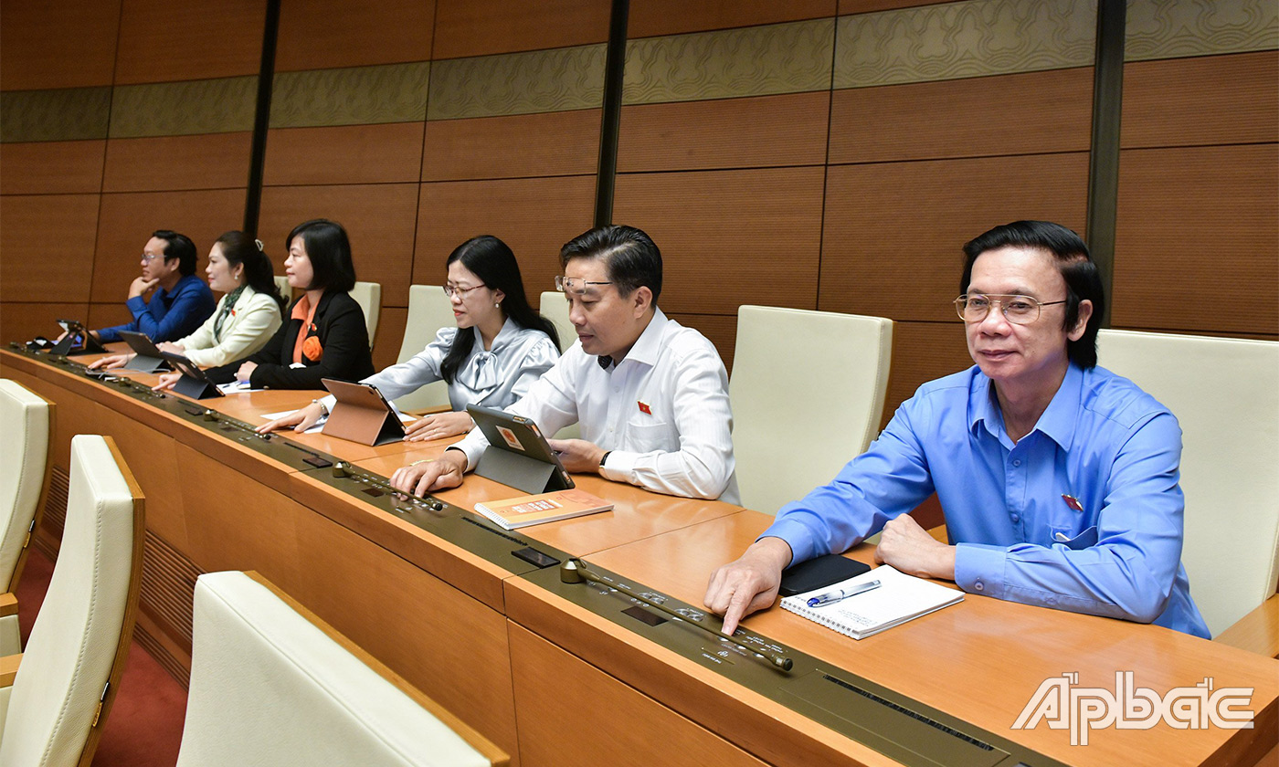 ĐBQH bấm nút biểu quyết thông qua nghị quyết