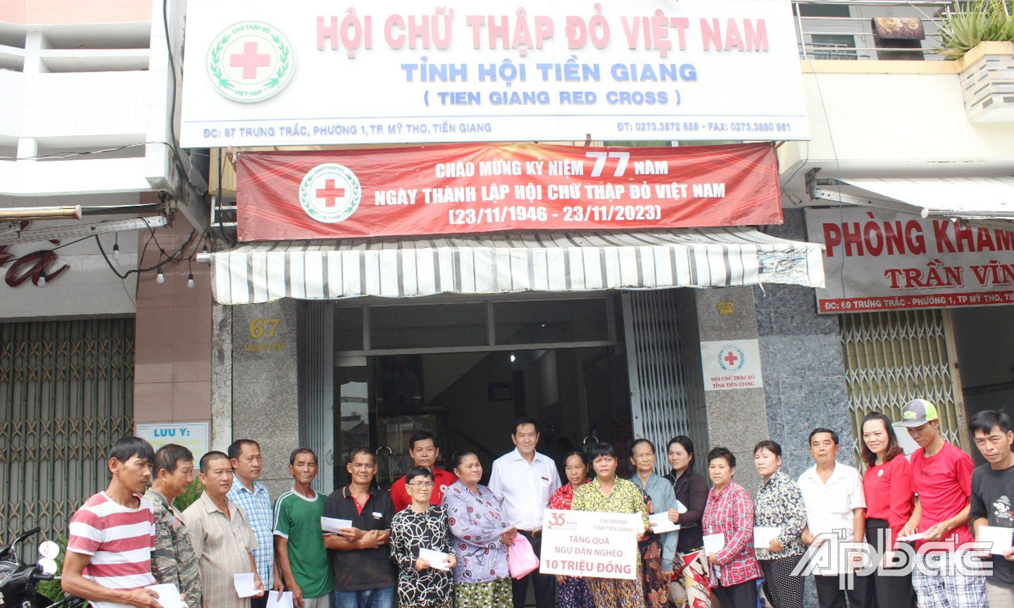 Đại diện Agribank chi nhánh tỉnh Tiền Giang trao tặng 20 phần quà cho gia đình ngư dân nghèo trên địa bàn TP. Mỹ Tho.