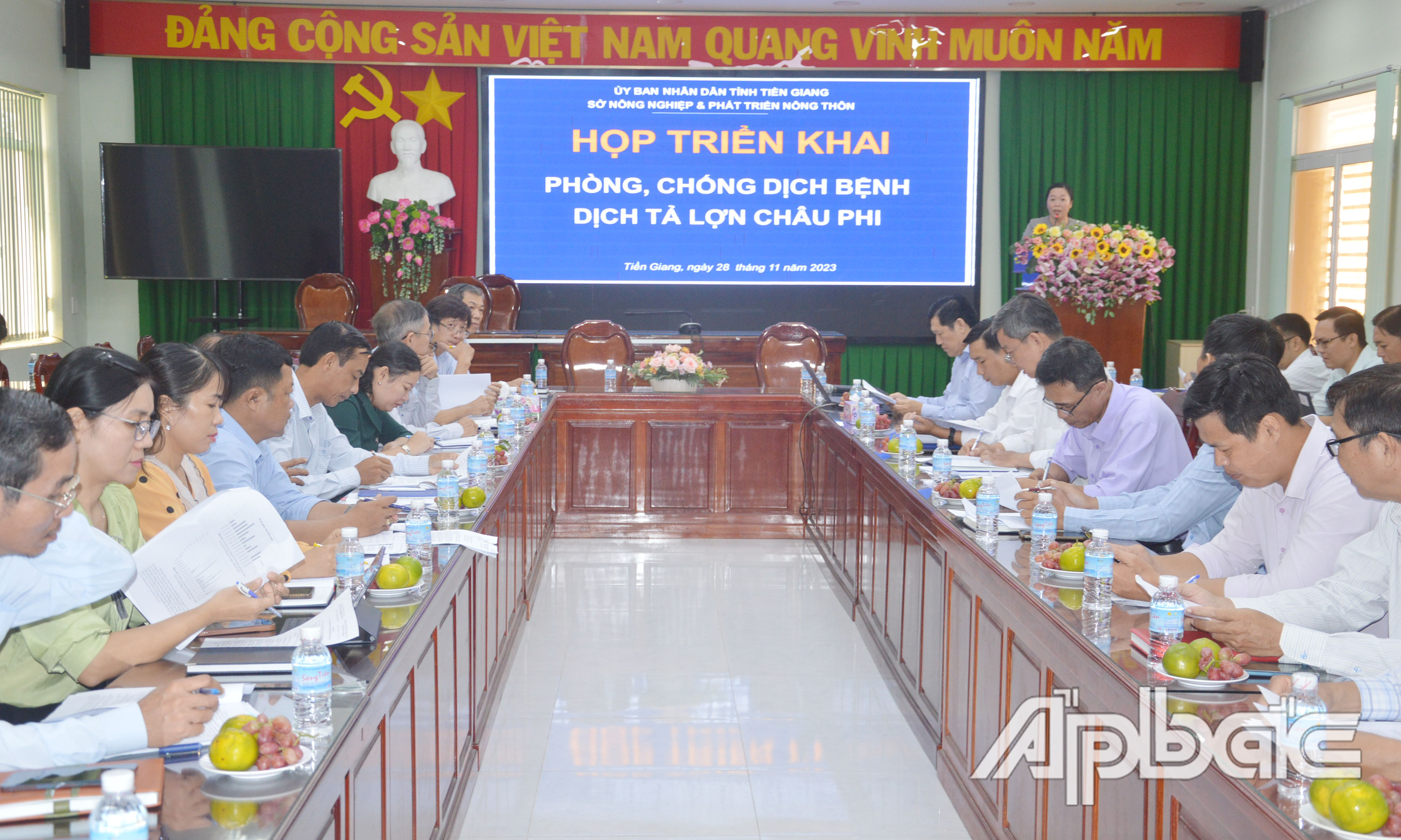 Quang cảnh cuộc họp.