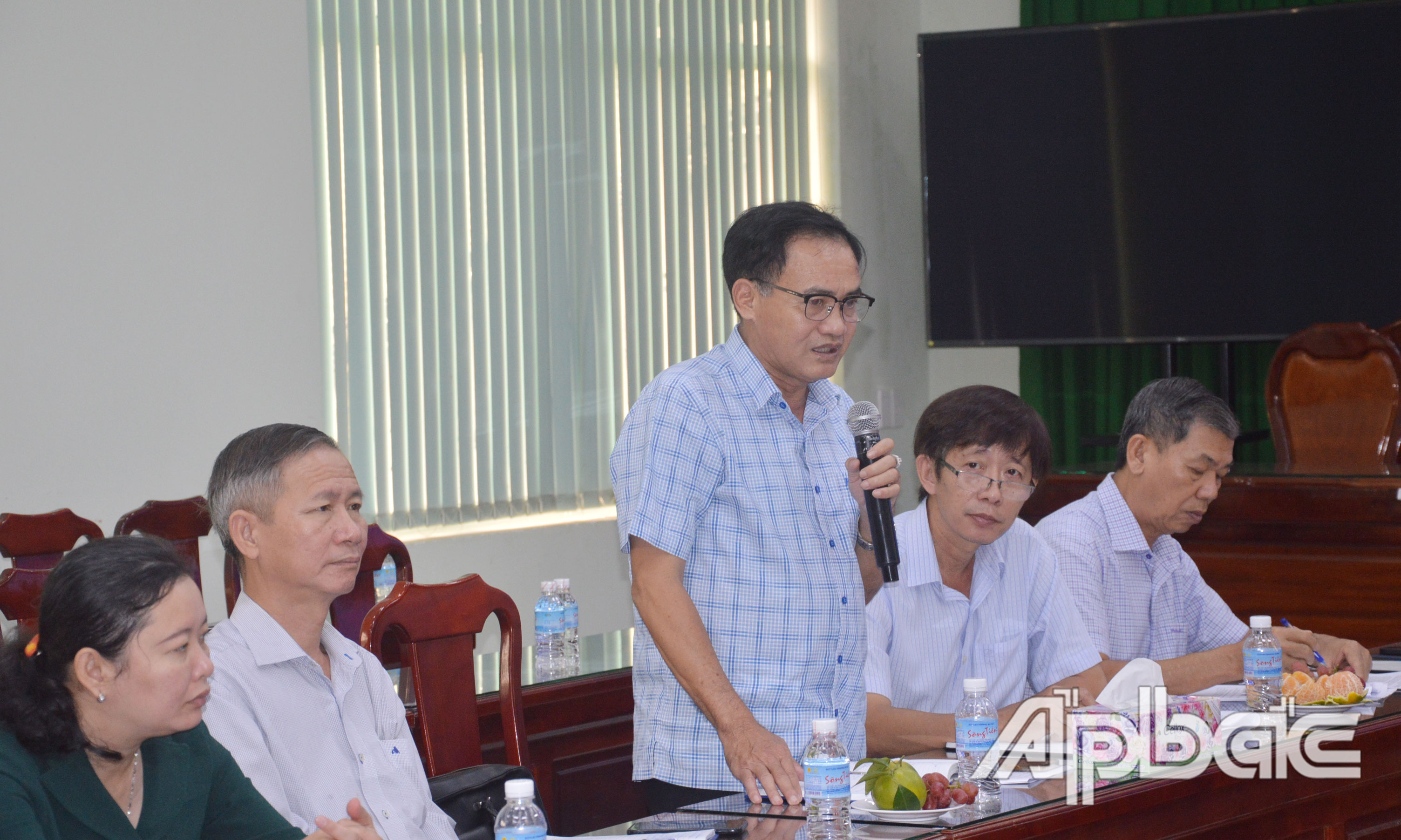 Phó Chủ tịch UBND huyện Gò Công Tây Lê Văn Nê phát biểu tại cuộc họp.