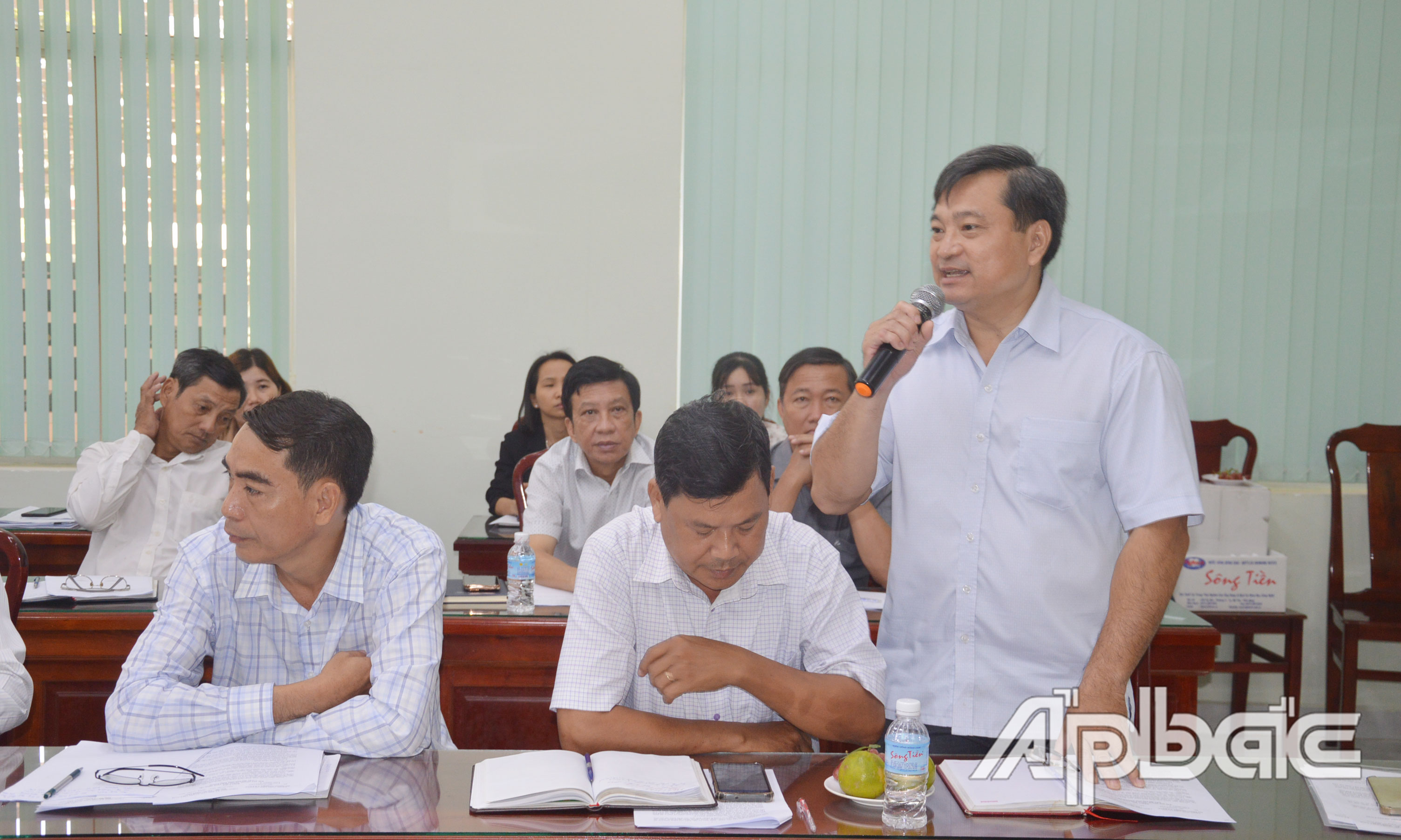 Lãnh đạo Trung tâm Dịch vụ Nông nghiệp huyện Chợ Gạo phát biểu tại cuộc họp.