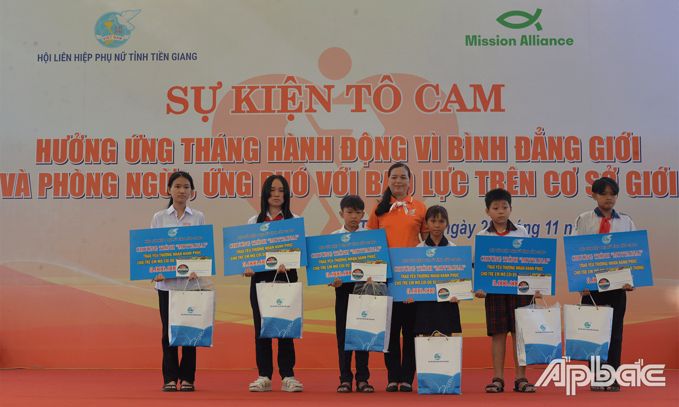 Tặng học bổng, quà cho 6 trẻ em có người thân bị tai nạn giao thông.