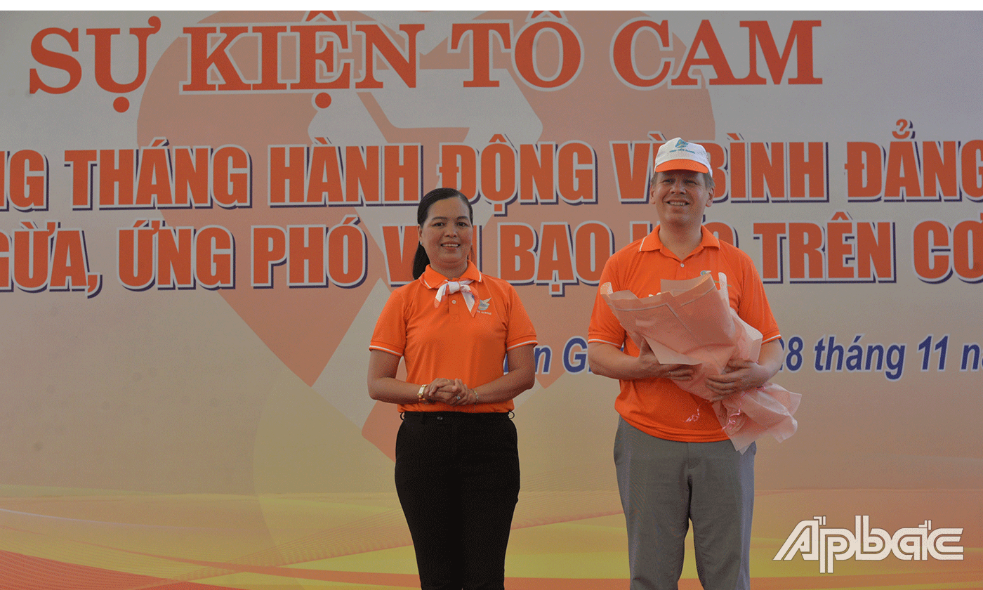 Chủ tịch Hội LHPN tỉnh Nguyễn Thị Kim Phượng tặng hoa cảm ơn Tổ chức Liên minh Nauy tại Việt Nam.