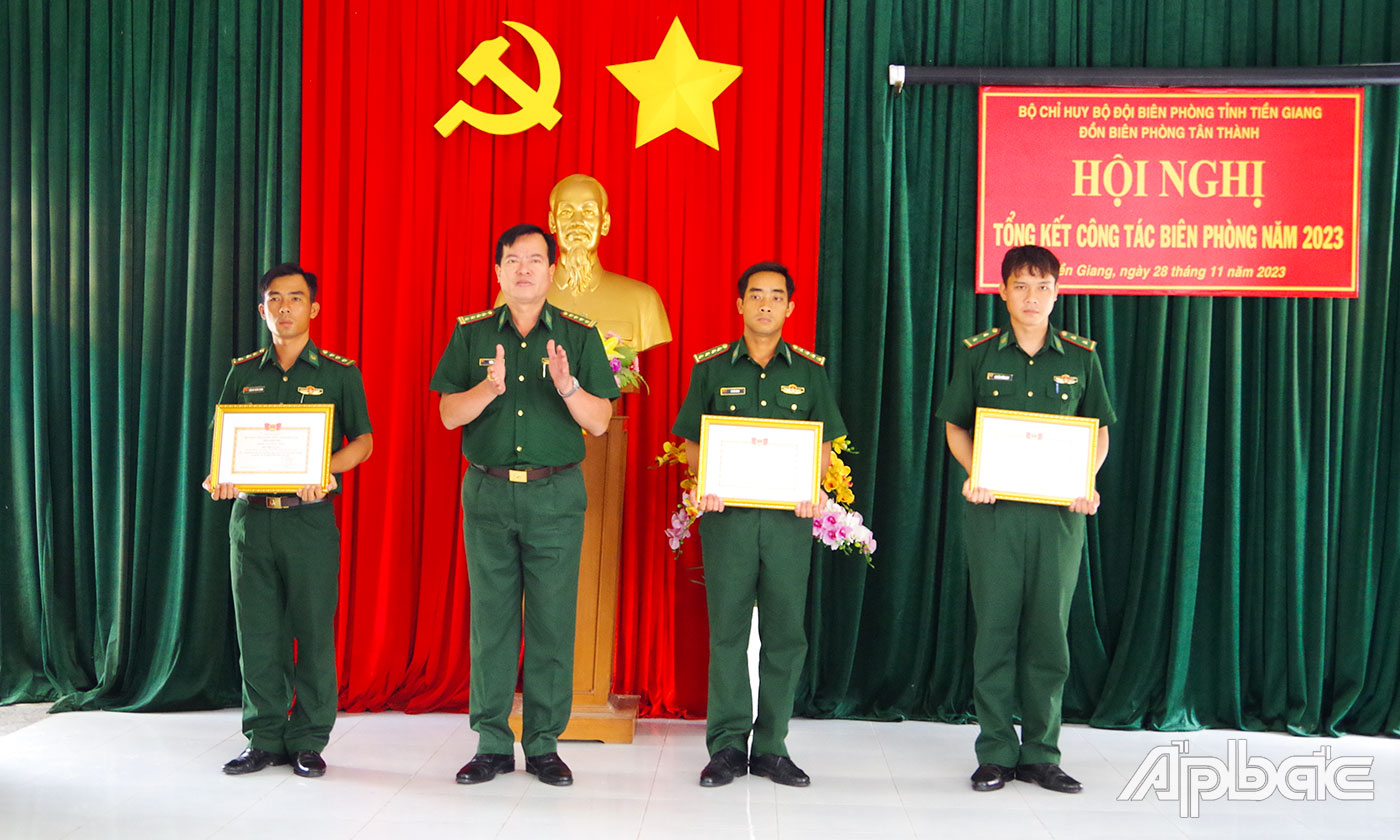 Đại tá Trần Văn Le trao tặng danh hiệu “Đơn vị tiên tiến” cho các tập thể đạt thành tích xuất sắc trong phong trào thi đua Quyết thắng năm 2023.