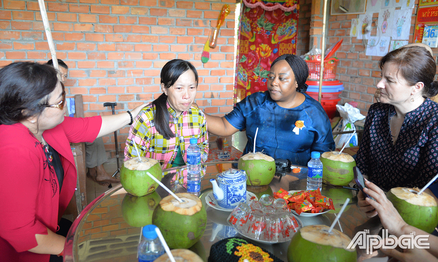 Đoàn đến thăm hộ chị Nguyễn Thị Kim Phượng, ấp Mỹ Phú, xã Song Thuận, huyện Châu Thành.