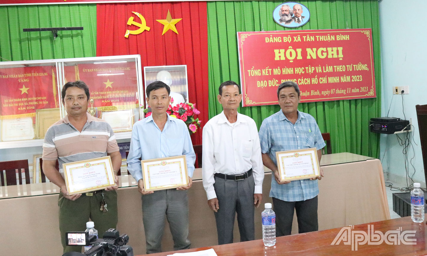 khen thưởng cho các tập thể, cá nhân 