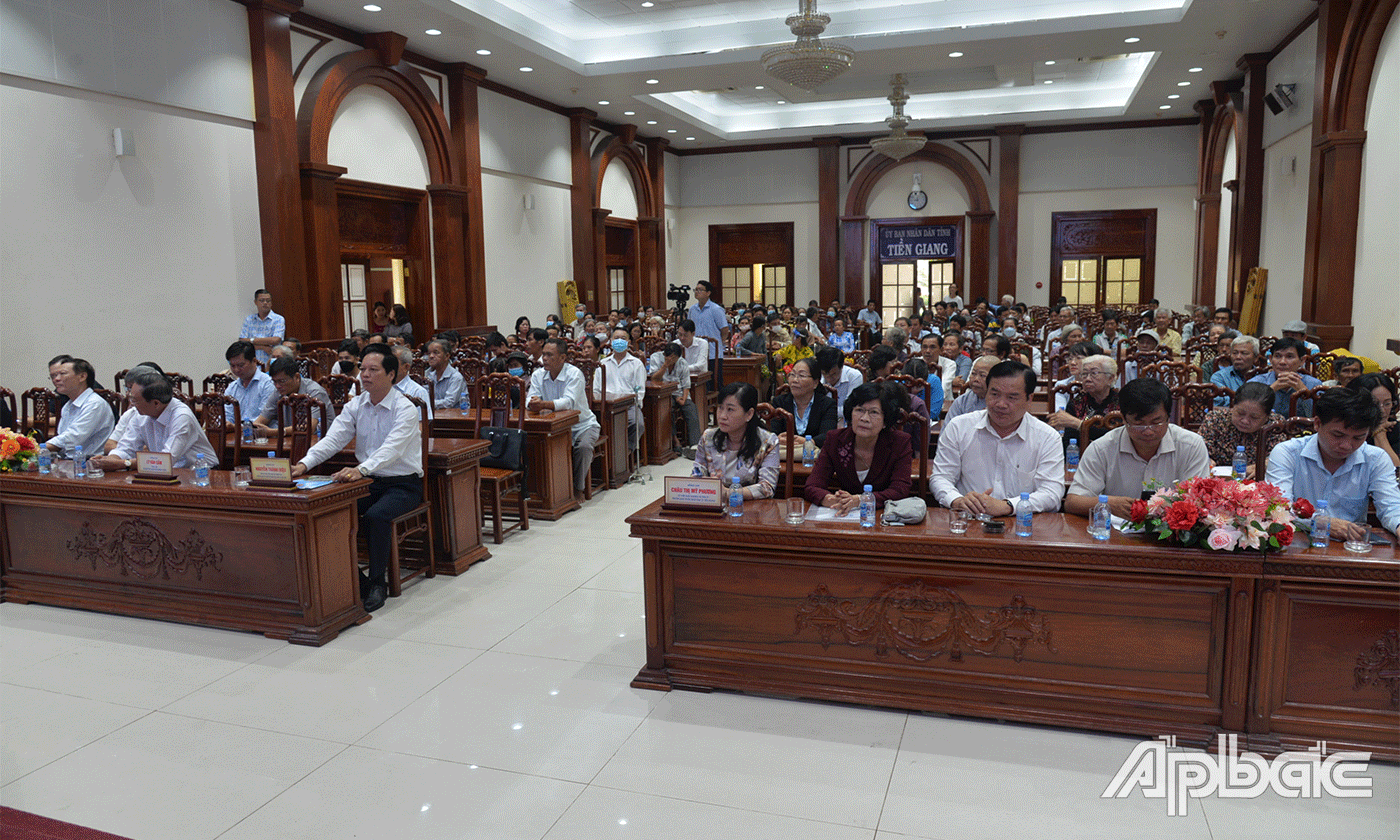 Đại biểu tham dự buổi họp mặt.