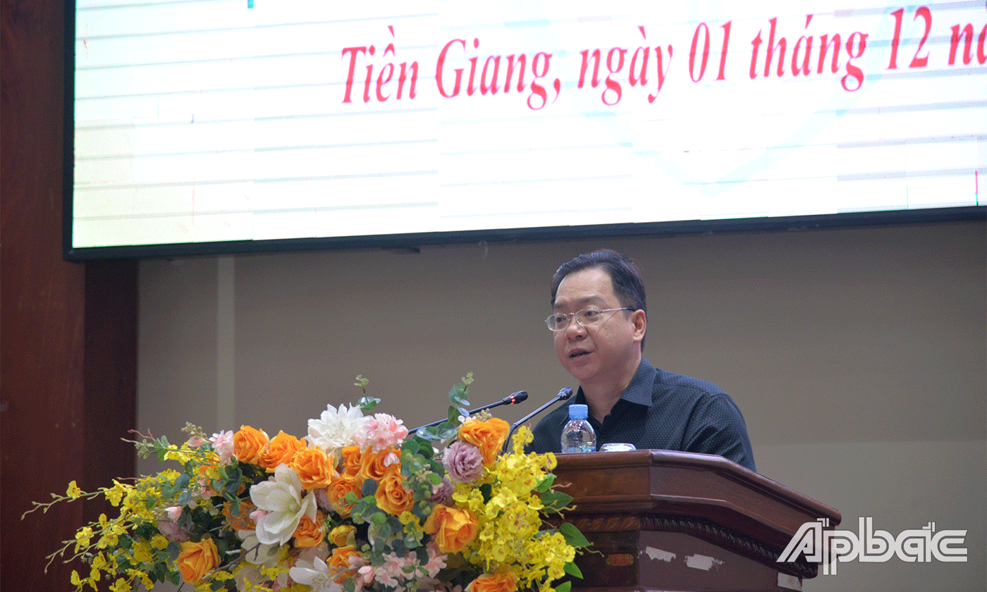 Đại diện lãnh đạo, doanh nghiệp, NKT tiêu biểu phát biểu tại buổi họp mặt.