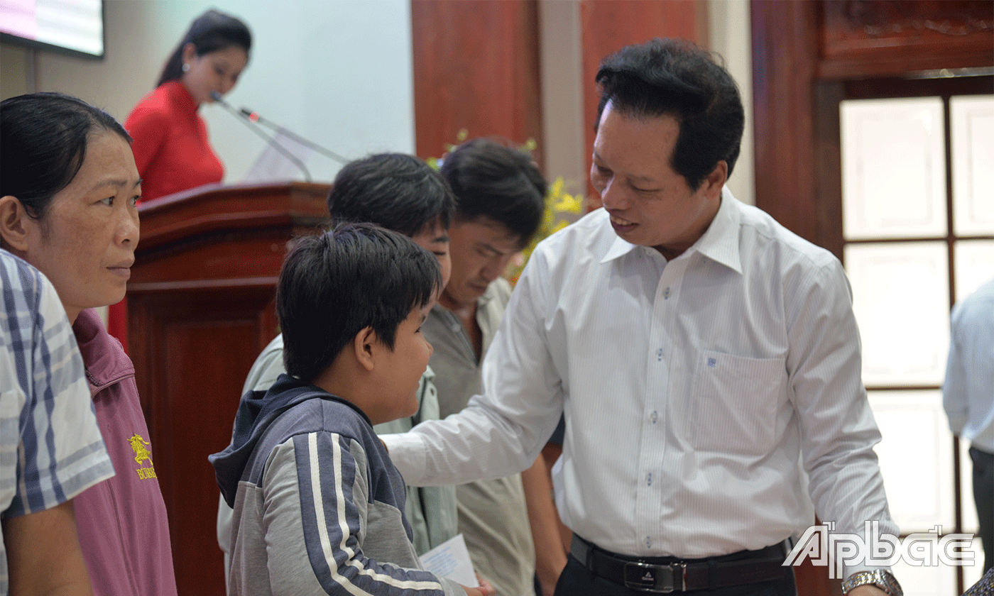 Lãnh đạo tỉnh tặng quà cho NKT.
