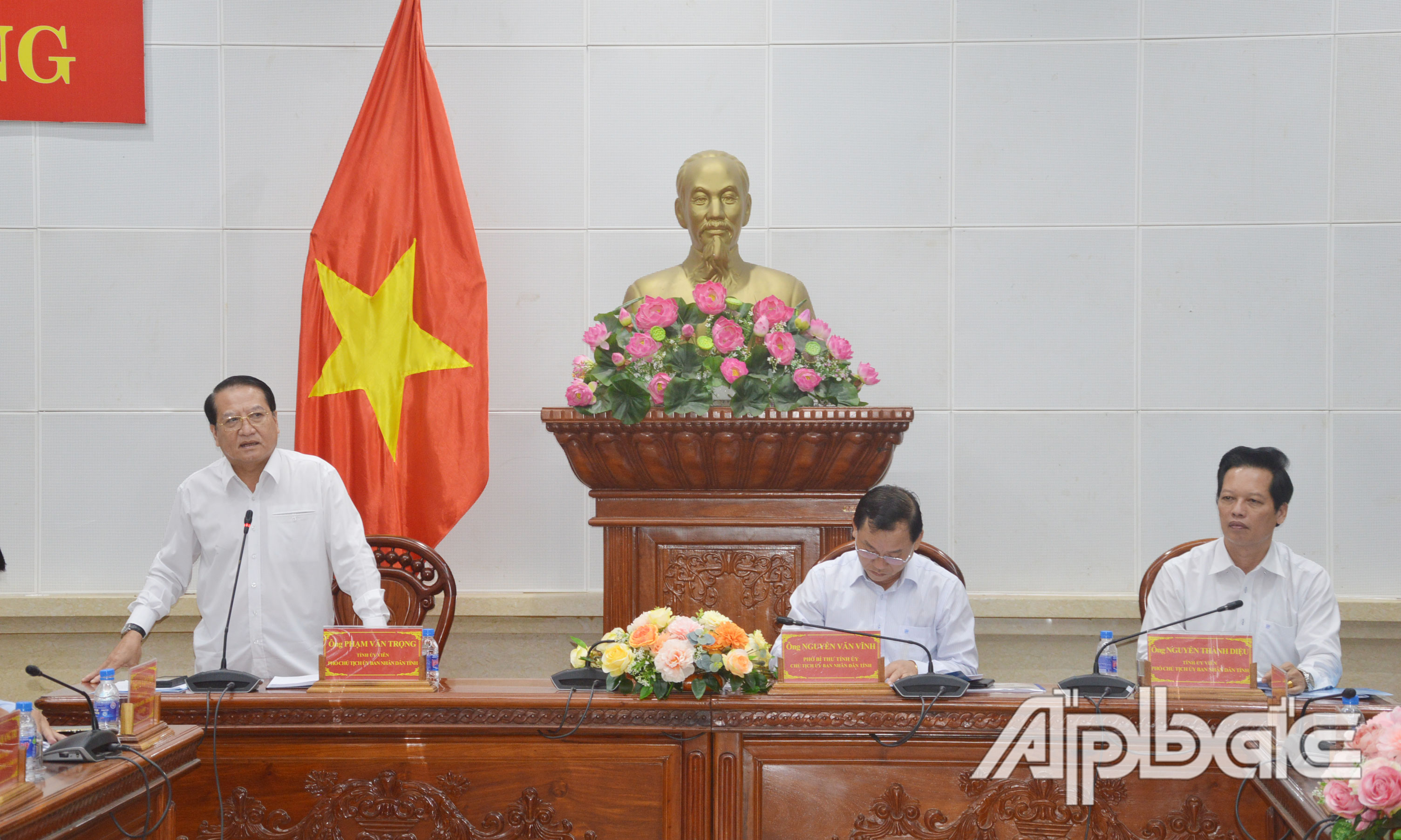 Phó Chủ tịch UBND tỉnh Phạm Văn Trọng phát biểu tại phiên họp.
