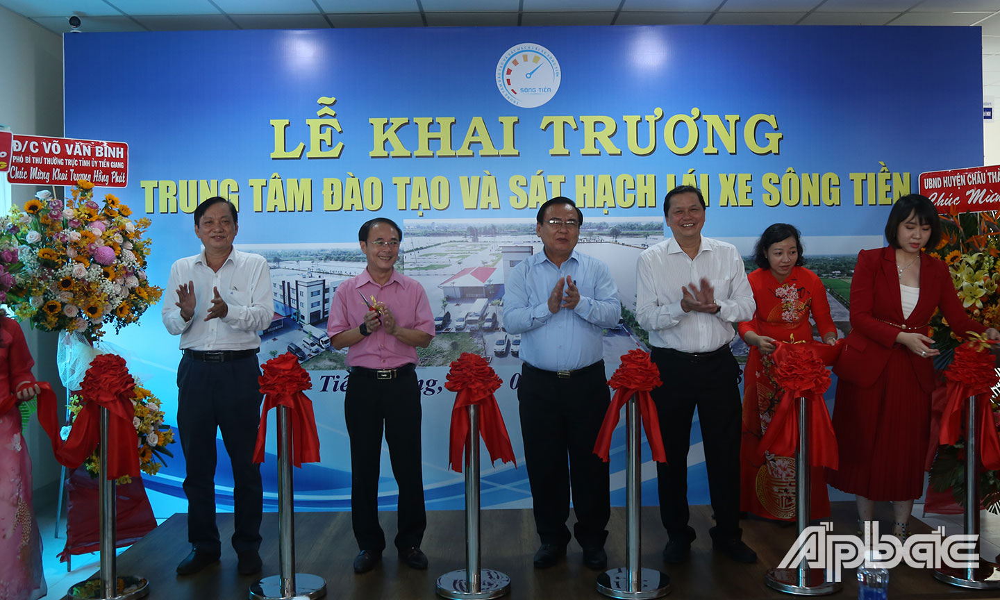 Khai trương 
