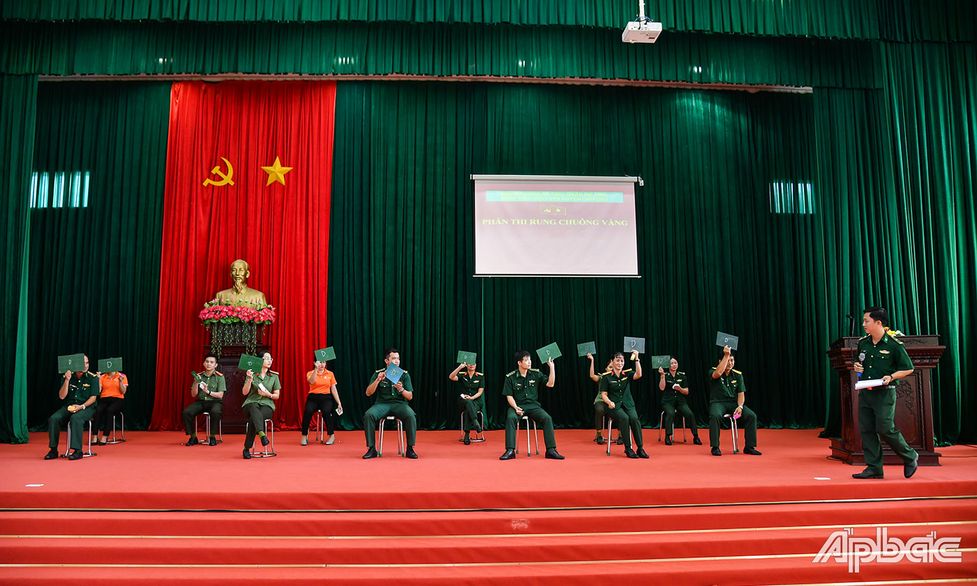 Hoạt động Tìm hiểu kiến thức pháp luật thông qua trò chơi “Rung chuông vàng”.