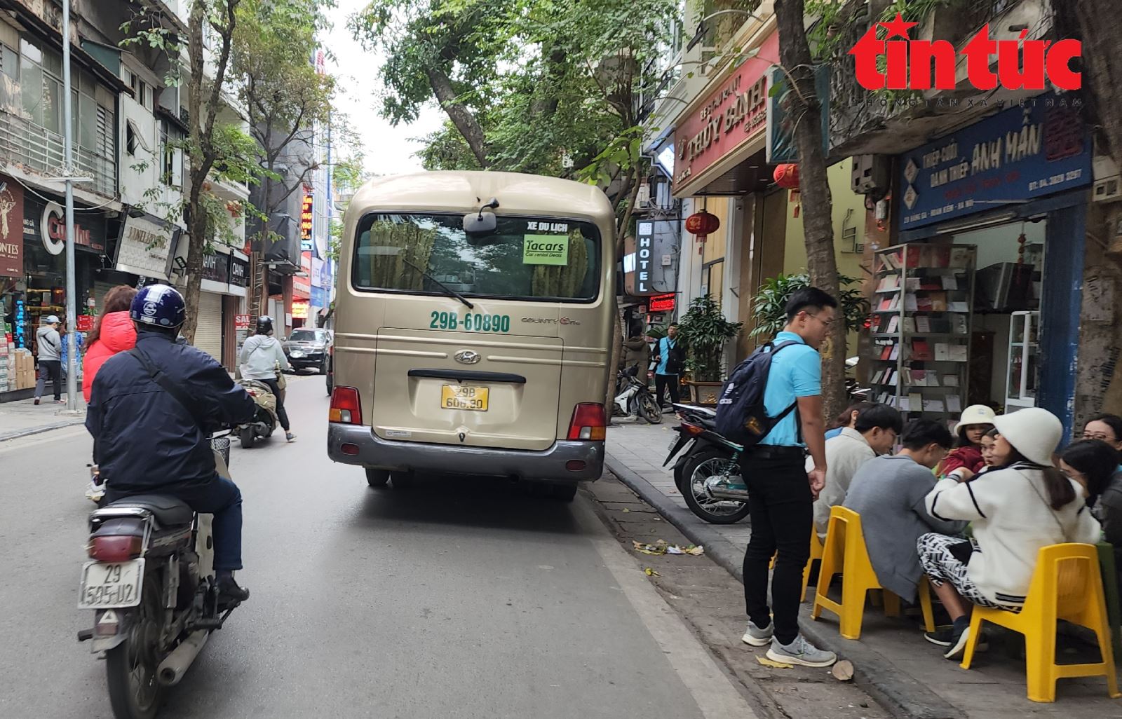 Thậm chí, các xe hợp đồng sẵn sàng dừng đỗ, chờ khách ăn sáng, đợi đủ số lượng khách mỗi xe mới xuất phát.