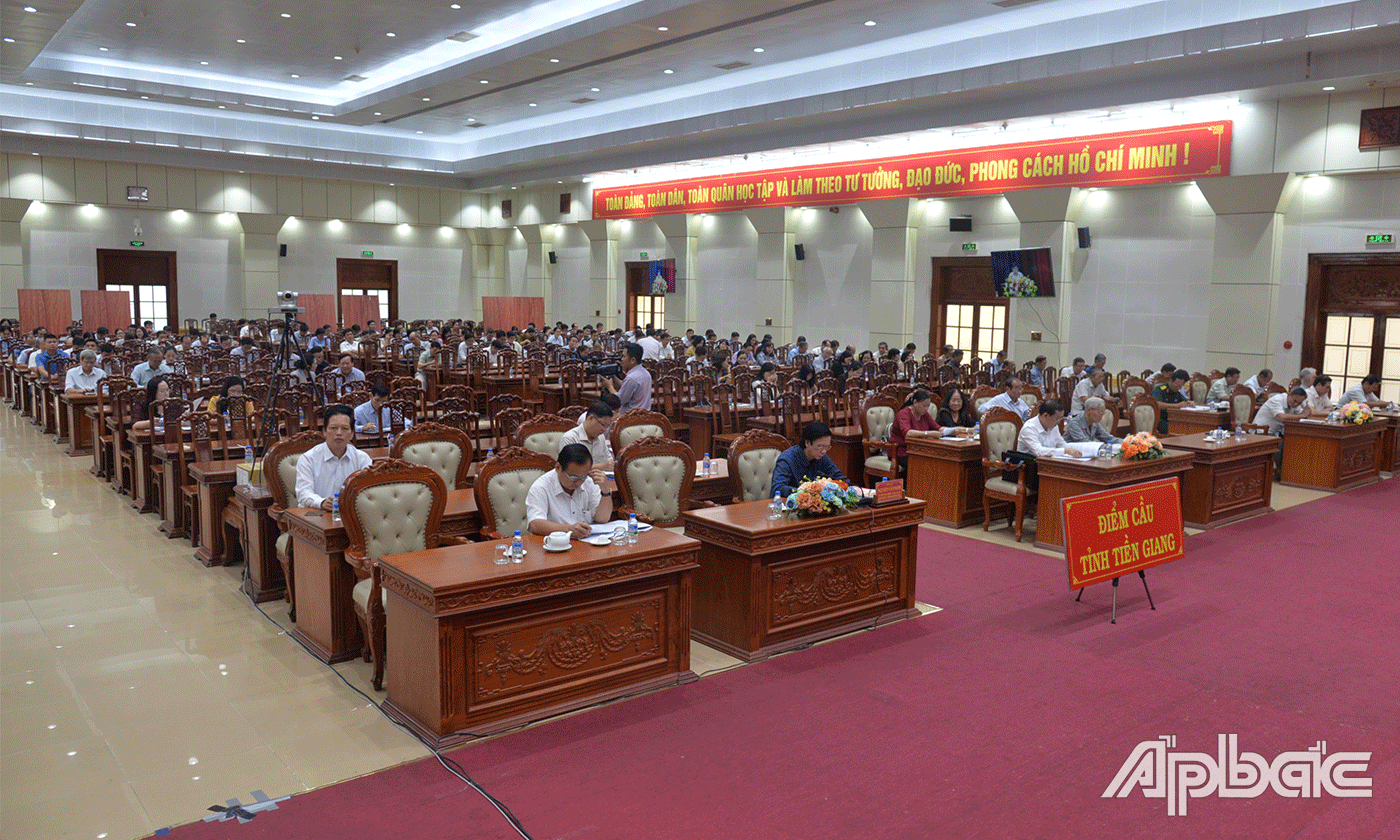 Đại biểu tham dự tại Hội trường Ấp Bắc, Trung tâm hội nghị tỉnh.