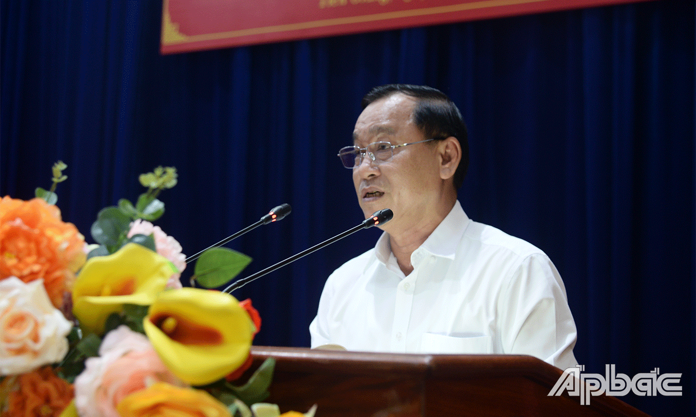 Đồng chí Nguyễn Văn Vĩnh, Phó Bí thư Tỉnh uỷ, Chủ tịch UBND tỉnh thông qua dự thảo chương trình về “Tiếp tục đổi mới, nâng cao chất lượng chính sách xã hội đáp ứng yêu cầu sự nghiệp xây dựng và bảo vệ Tổ quốc trong giai đoạn mới”.