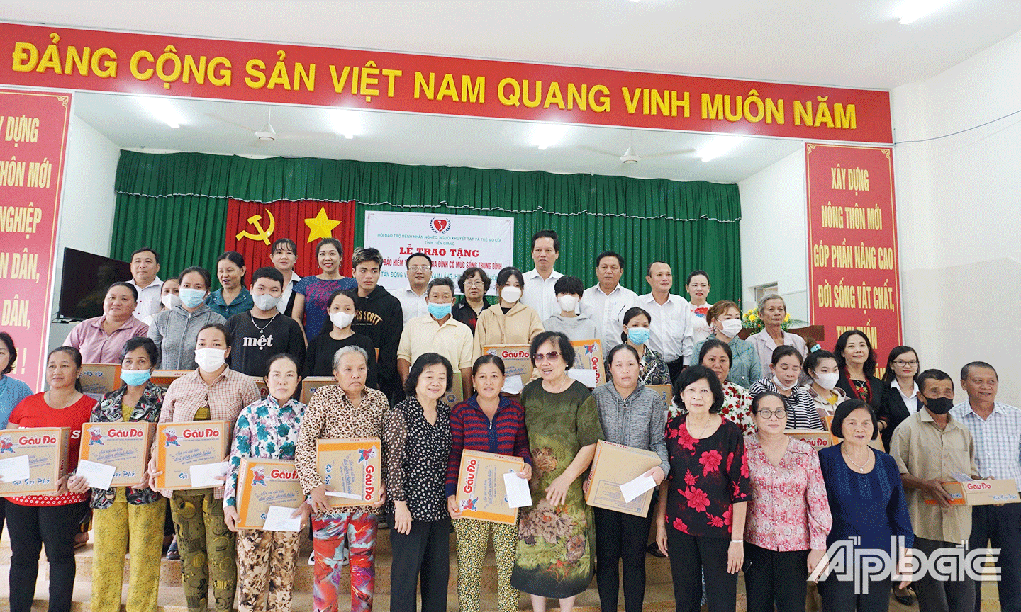 Vừa qua, Hội Bảo trợ tỉnh trao tặng 200 thẻ BHYT cho hộ gia đình có mức sống trung bình tại xã Tân Đông và thị trấn Vàm Láng, huyện Gò Công Đông do Công ty cổ phần Thủy sản Sông Tiền và Nghệ sĩ Nhân dân Lệ Thủy tài trợ.