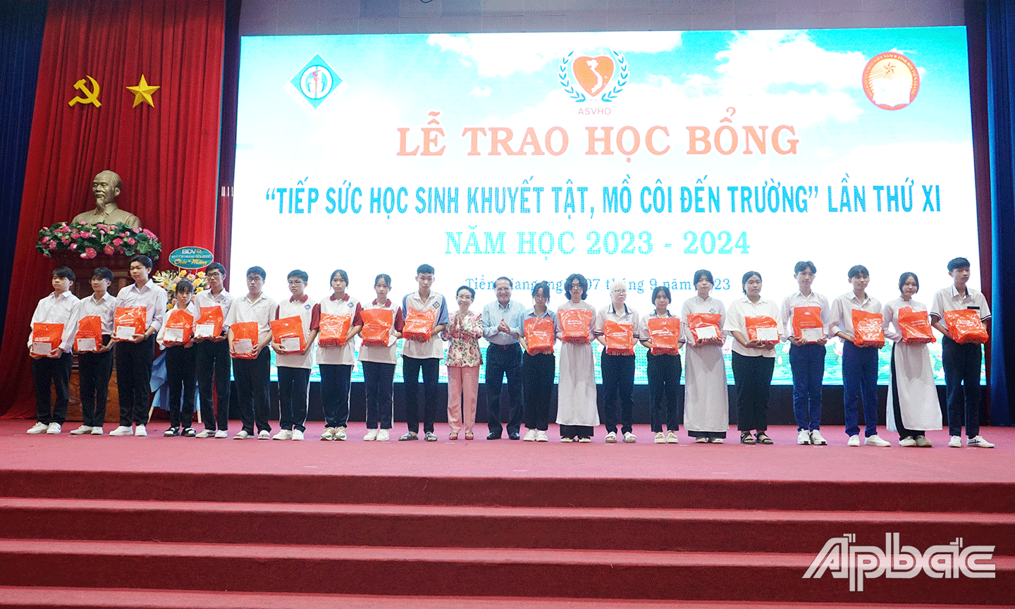 Phó Chủ tịch Hội Khuyến học Việt Nam Trương Thị Hiền và Phó Chủ tịch UBND tỉnh Phạm Văn Trọng trao học bổng và tặng quà cho các em học sinh khuyết tật, mồ côi trên địa bàn tỉnh.