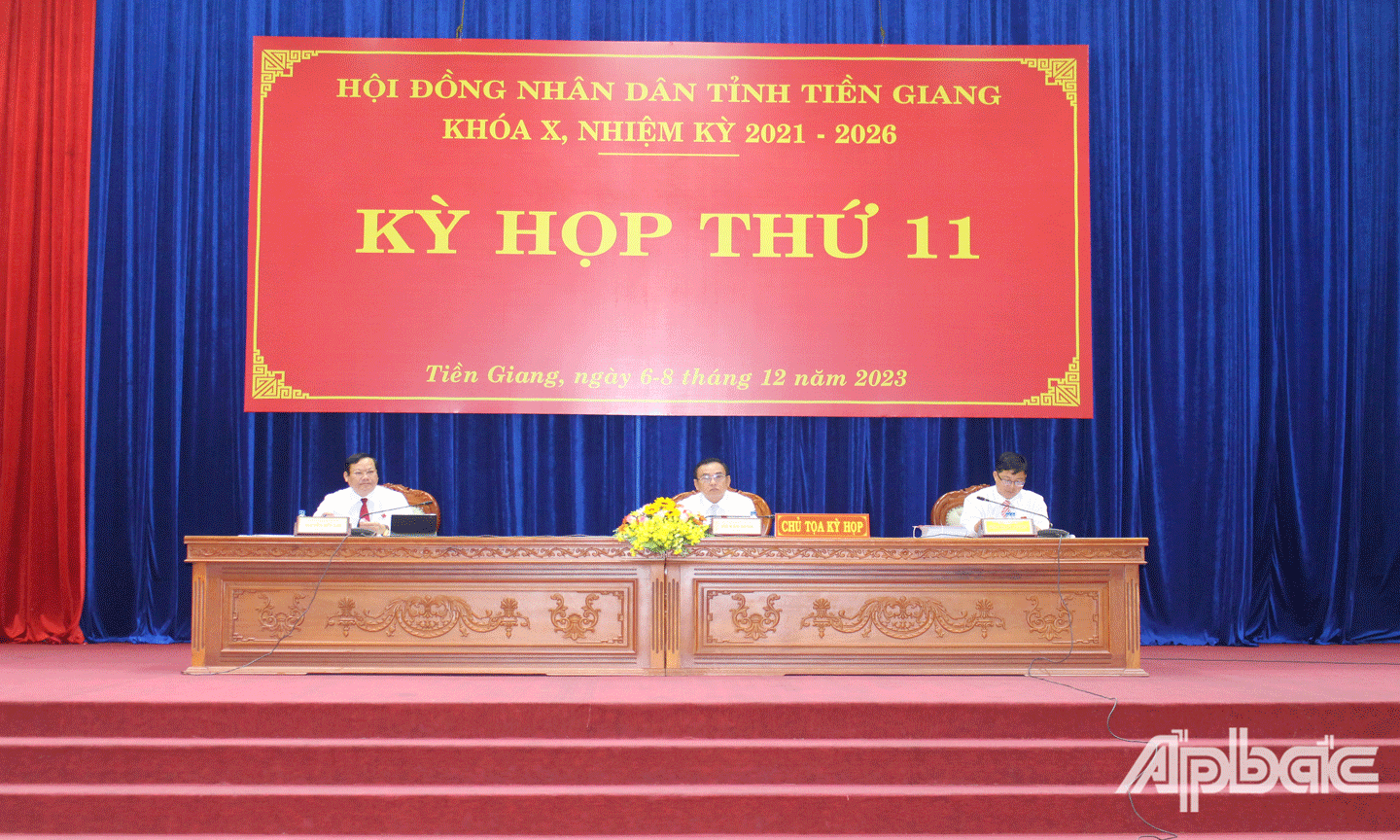 Chủ tọa kỳ họp. 