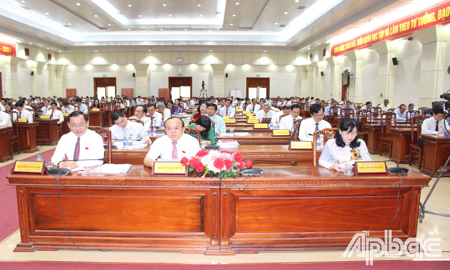 Các đại biểu tham gia kỳ họp. 