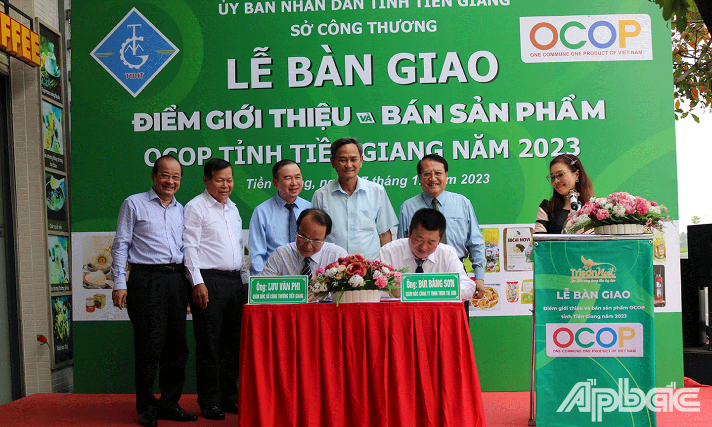 Sở Công thương và Công ty TNHH TM DV Trí Sơ đã ký kết biên bản bàn giao Điểm giới thiệu và bán sản phẩm OCOP tỉnh Tiền Giang 
