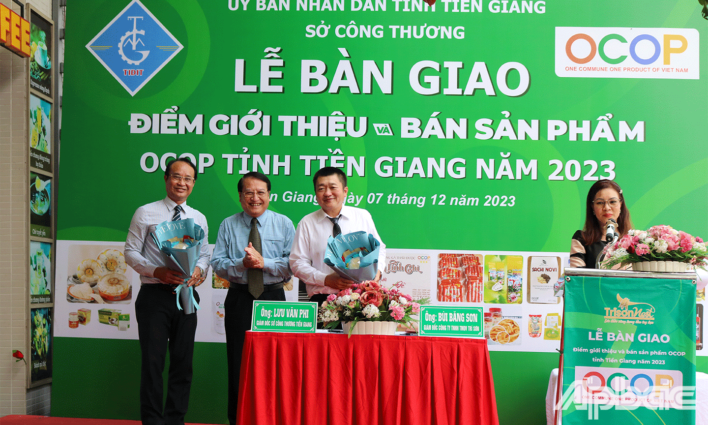 Đồng chí Phạm Văn Trọng Phó Chủ tịch UBND tỉnh Tiền Giang tặng hoa chúc mừng 2 đơn vị trong lễ ký bàn giao