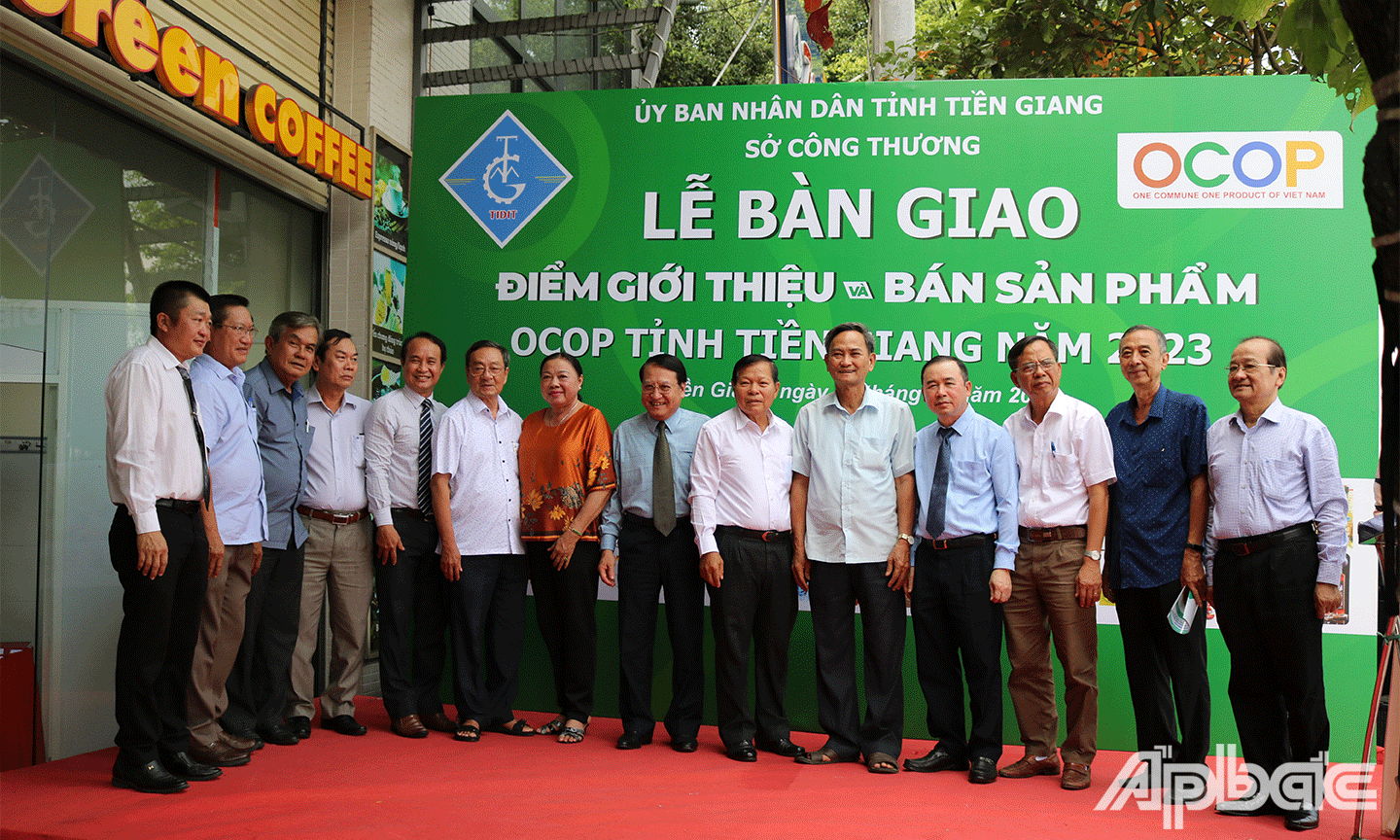 Đại biểu chụp ảnh lưu niệm tại lễ bàn giao