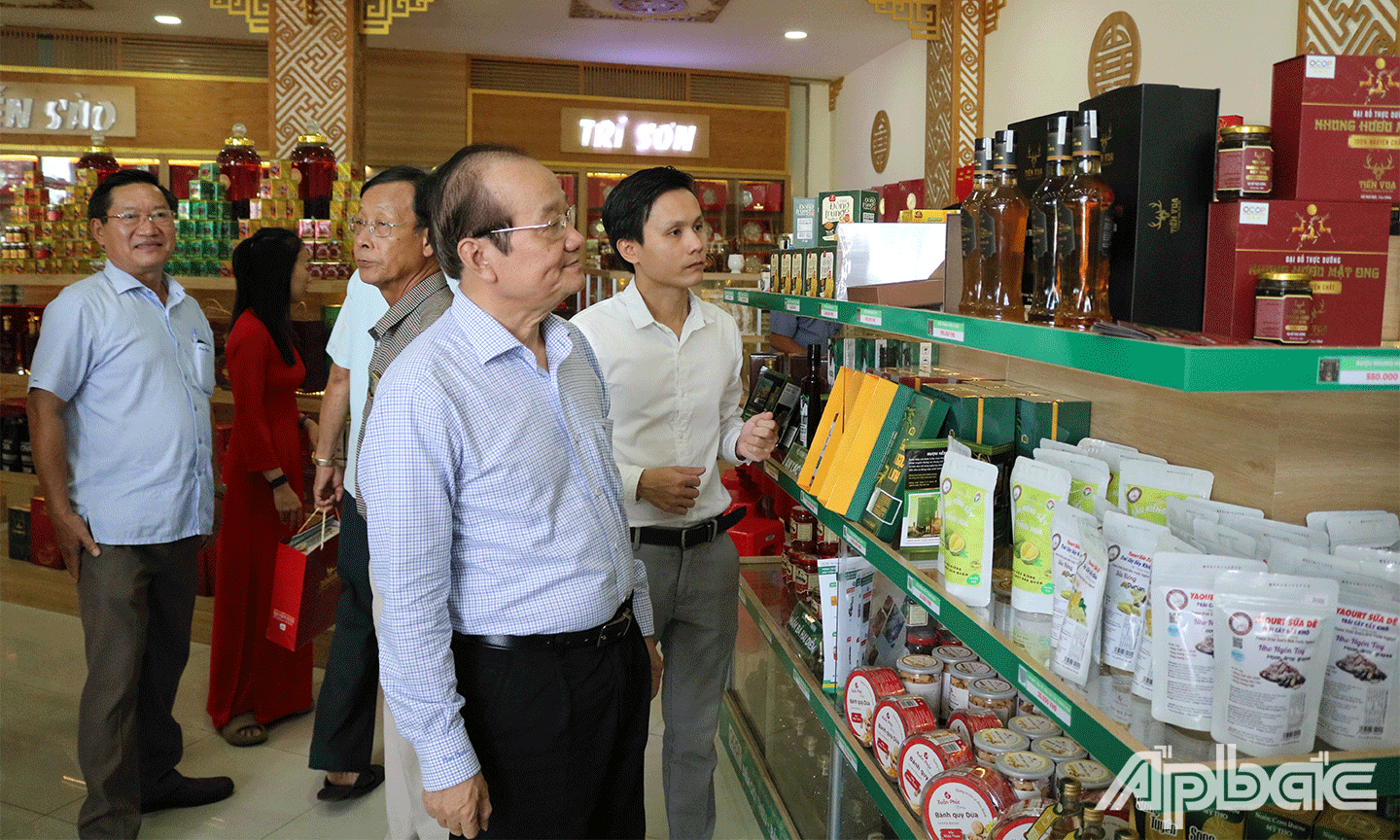 Đại biểu tham quan tại Điểm giới thiệu và bán sản phẩm OCOP tỉnh Tiền Giang
