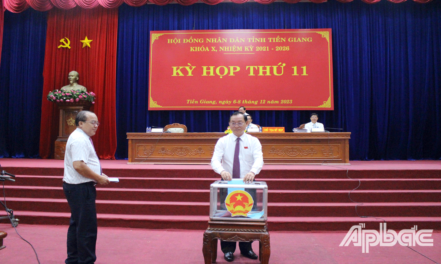 Chủ tịch UBND tỉnh Nguyễn Văn Vĩnh bỏ phiếu. 