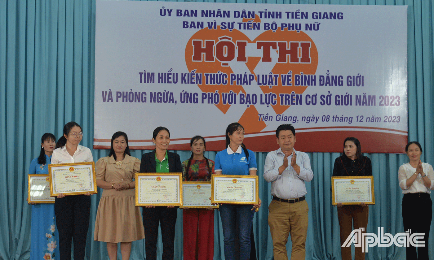 3 giải Ba trao cho đội huyện Tân Phước, huyện Chợ Gạo và TX. Cai Lậy