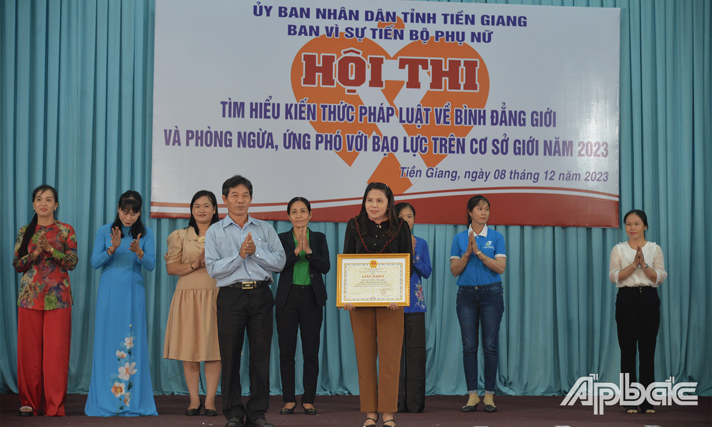 Trao giải tiểu phẩm tuyên truyền hay nhất cho đội huyện Châu Thành.