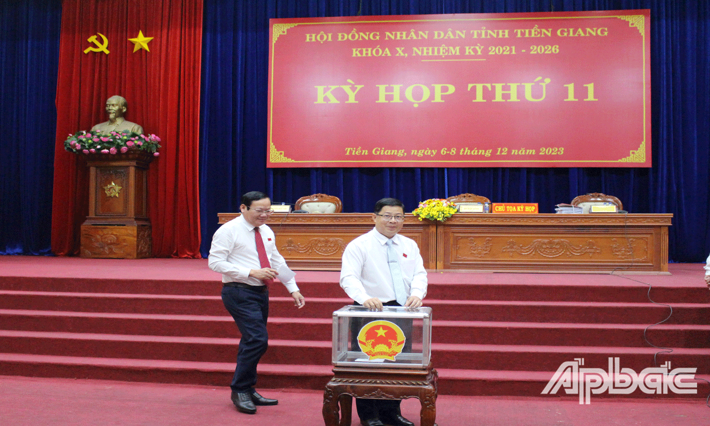 Đại biểu bỏ phiếu. 