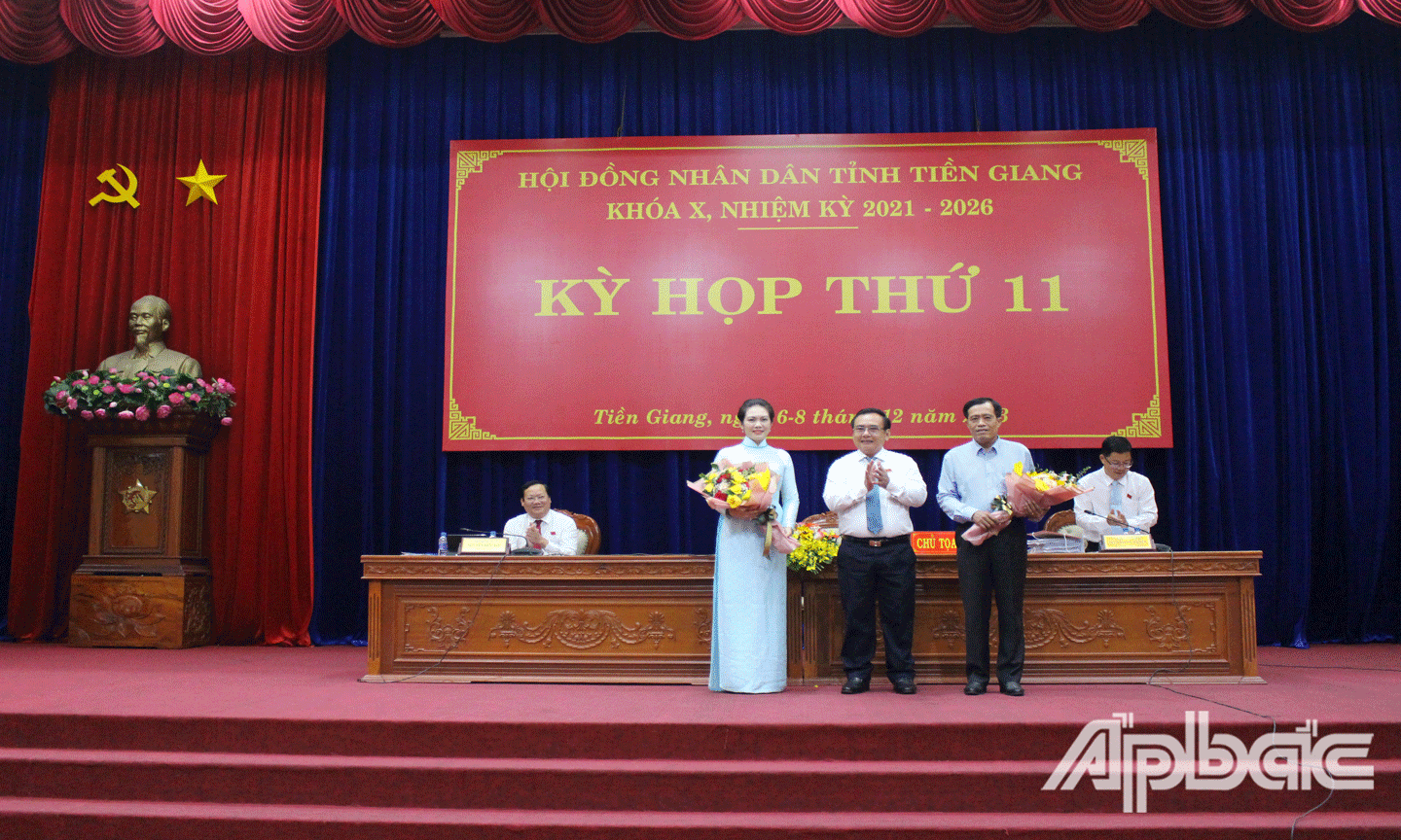 Phó Bí thư Thường trực Tỉnh ủy, Chủ tịch HĐND tỉnh Tiền Giang Võ Văn Bình tặng hoa chúc mừng 