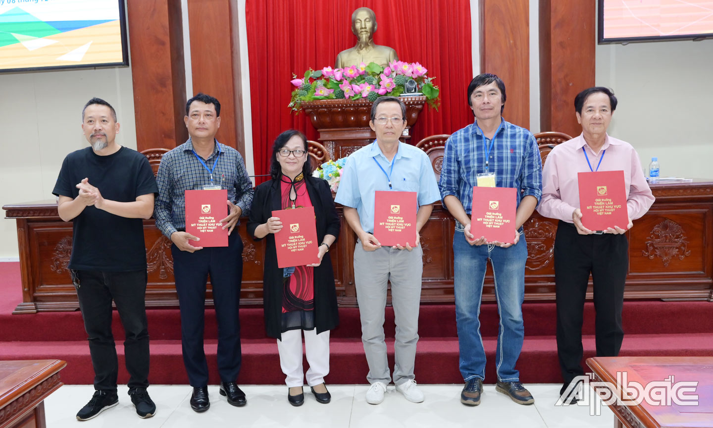 Họa sĩ Lê Duy (đứng thứ 2 từ phải sang) nhận giải Khuyến khích.