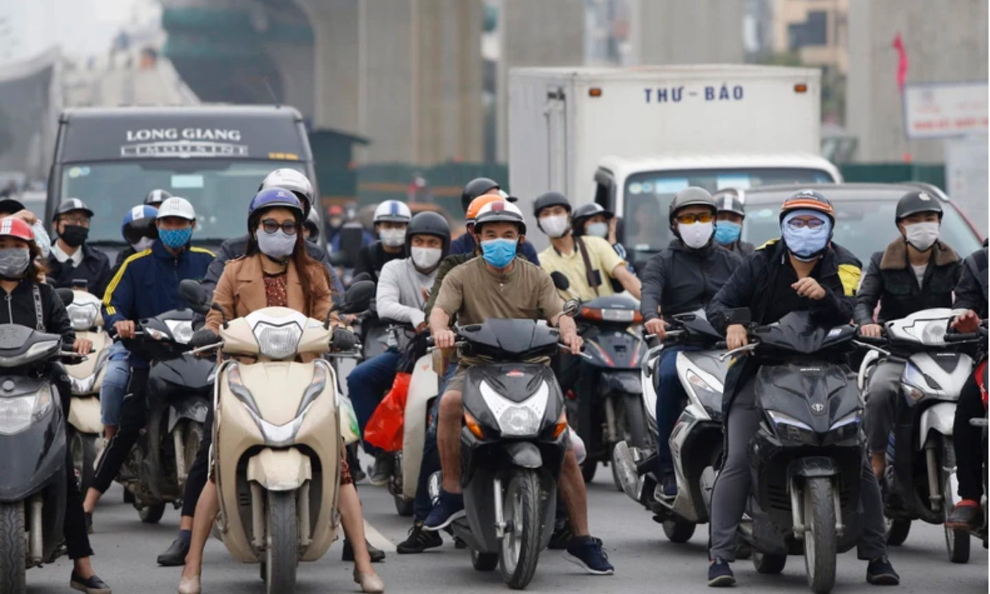 Cần đeo khẩu trang ở những nơi tập trung đông người. Ảnh: K.MINH