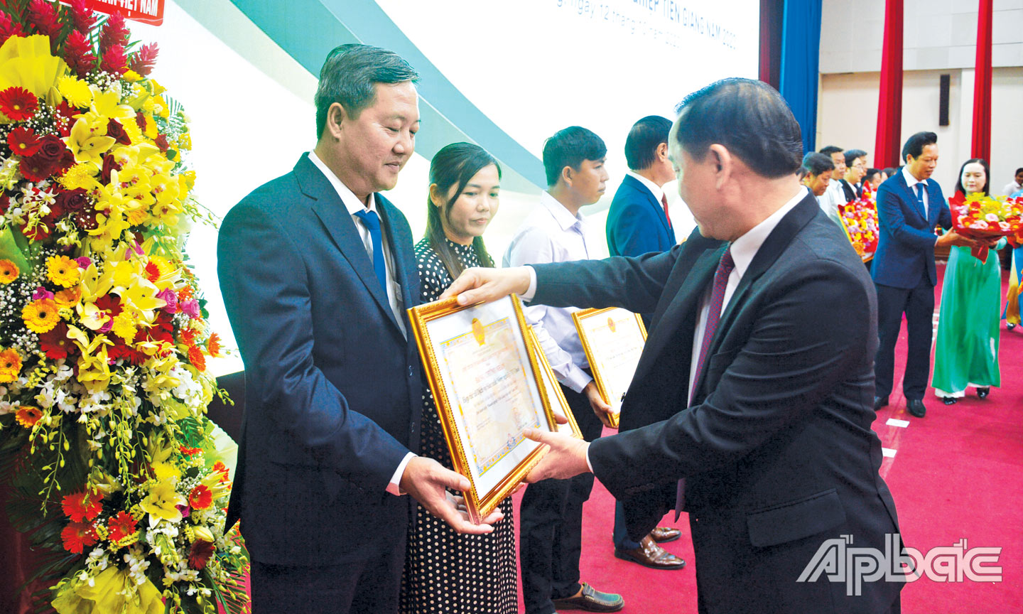 HTX DVSXNN Mỹ Quới nhận Bằng chứng nhận Doanh nghiệp Tiền Giang tiêu biểu năm 2023.