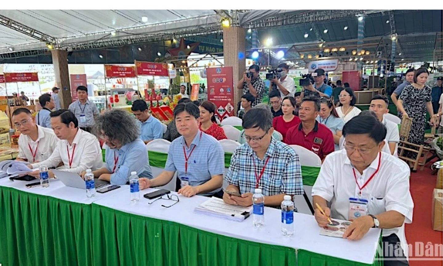 Ban giám khảo làm việc tại hội thi “Sản phẩm OCOP tiêu biểu vùng đồng bằng sông Cửu Long năm 2023”. 